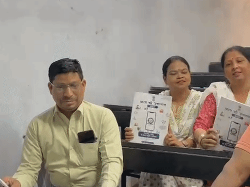 प्रशिक्षण में शामिल सभी प्रगणकों को पुस्तिका दी गई है।