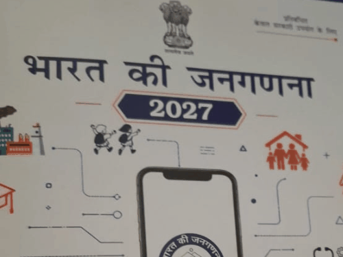 जनगणना प्रगणकों को दी गई पुस्तिका में महत्वपूर्ण ऐतिहासिक घटनाओं के गलत वर्ष अंकित हैं।