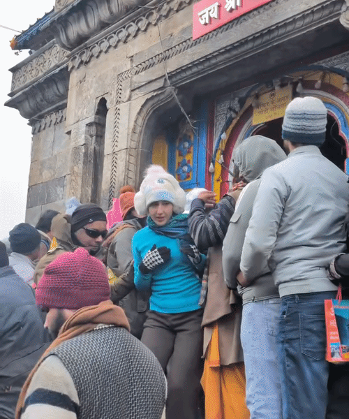 सारा शॉल, दस्ताने, पुलओवर और ऊनी टोपी में दिखीं।