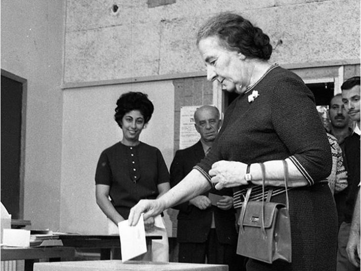 1969 के चुनाव में वोट डालती हुईं गोल्डा मायर। वे इजराइल की पहली महिला प्रधानमंत्री थीं।