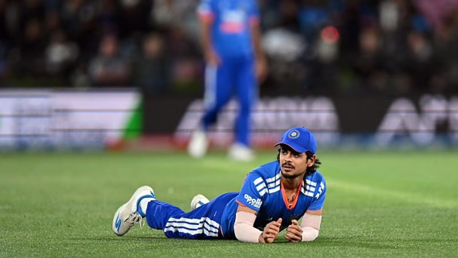 ईशान को फील्डिंग के दौरान चोट लगी थी। मीडिया रिपोर्ट्स में यह तस्वीर चोट लगने के समय की बताई जा रही है।