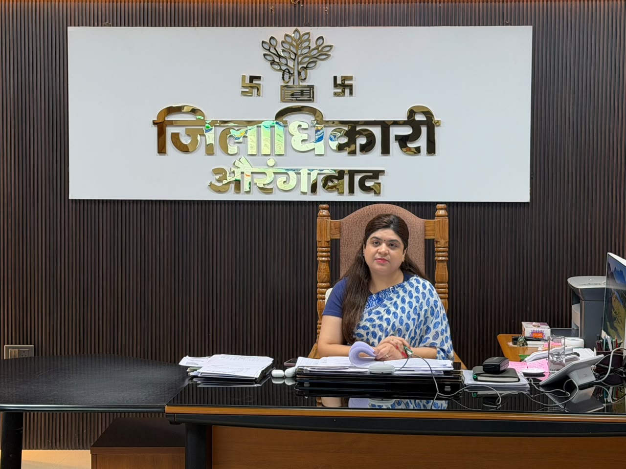 समीक्षा बैठक में शामिल डीएम