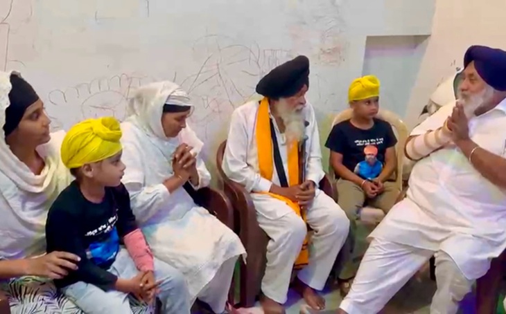 शिरोमणि अकाली दल के अध्यक्ष सुखबीर सिंह बादल ने परविंदर झोटा के परिवार से मुलाकात की।