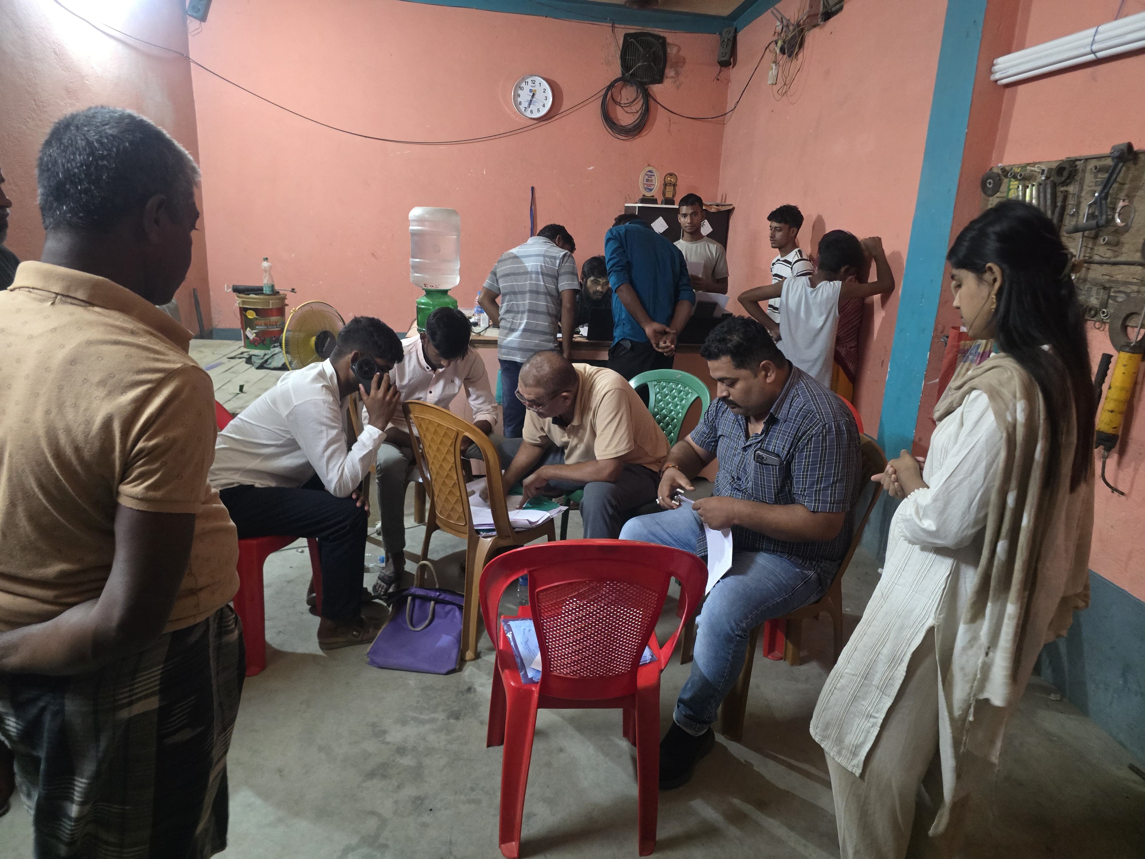 बंगाल में जाकर दस्तावेजों का सत्यापन करती दुर्ग एसटीएफ की टीम।