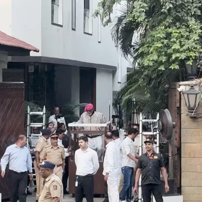 अमिताभ बच्चन के बंगले के बाहर पुलिस का कड़ा पहरा, सुरक्षा में बढ़ाया गया बल।
