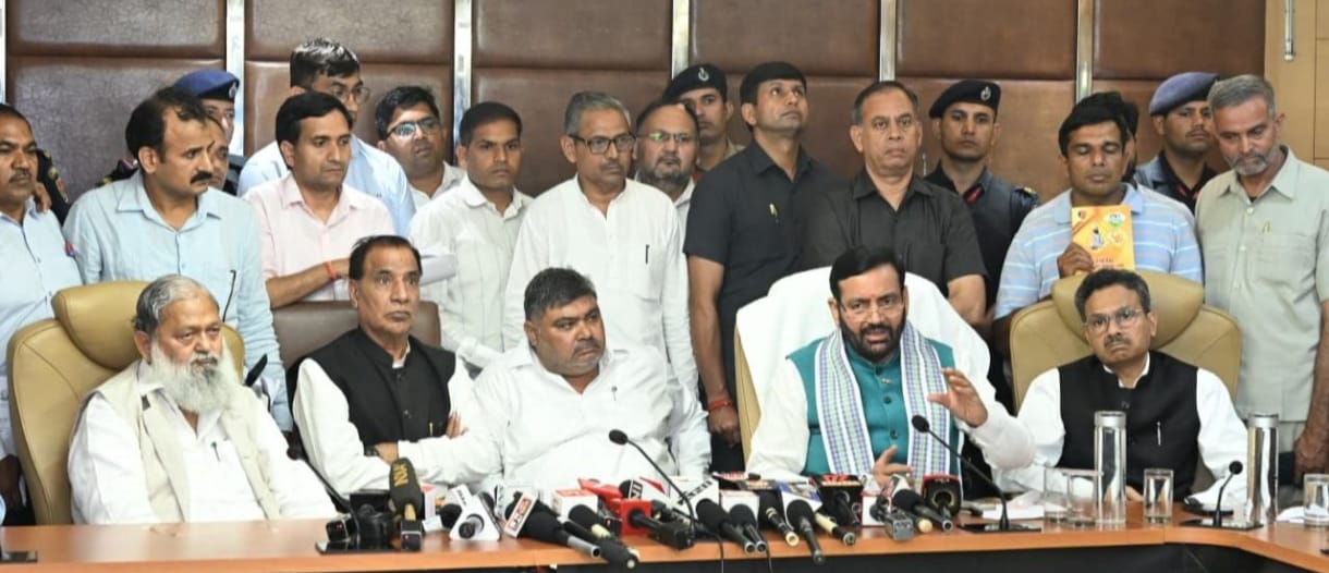 पंचकूला में मुख्यमंत्री नायब सैनी से मीटिंग के बाद हड़ताल खत्म करने का ऐलान करते यूनियन के नेता देवेंद्र हुड्‌डा। (फाइल)
