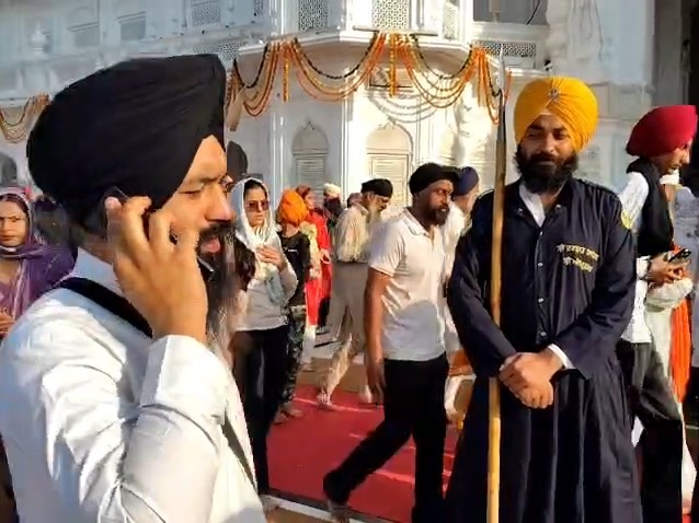 गोल्डन टेंपल में पहुंचे श्रद्धालु।