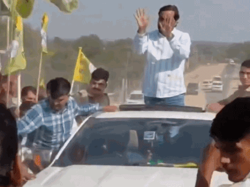 नागौर सांसद हनुमान बेनीवाल का बाड़मेर का यह वीडियो सामने आया जिसमें उनके इशारा करने के बाद फूल बरसाए गए।