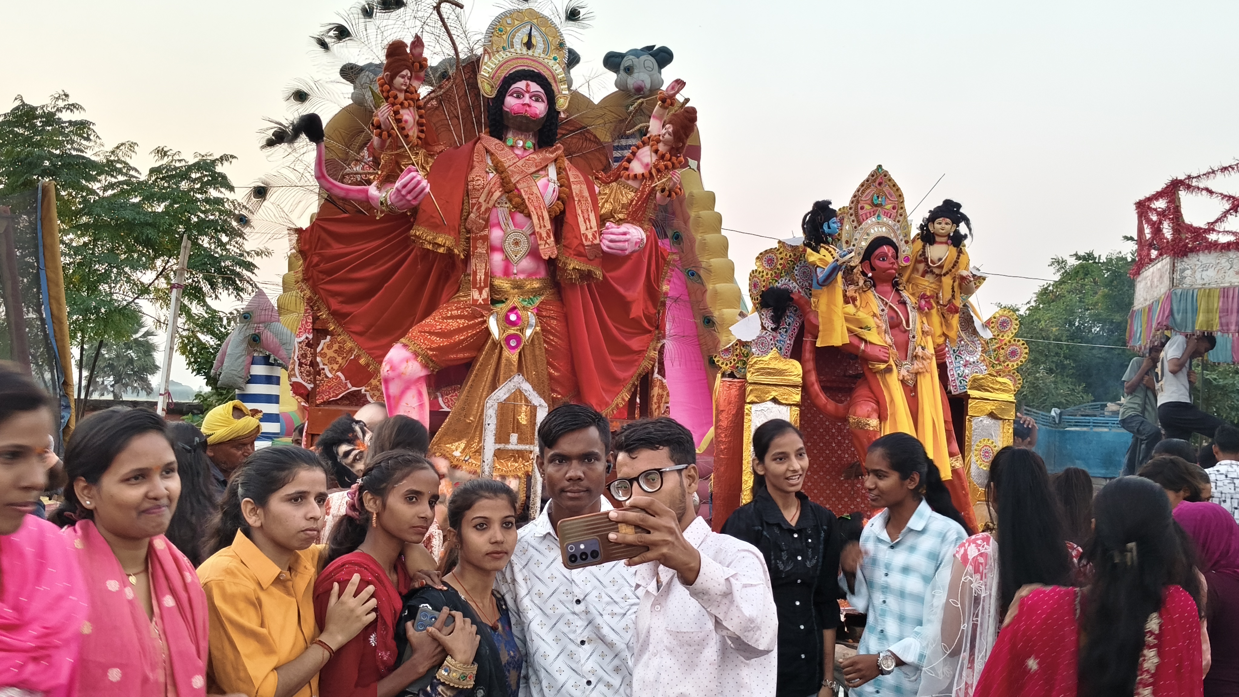 A grand flag procession was taken out with the statue of Bajrang Bali.