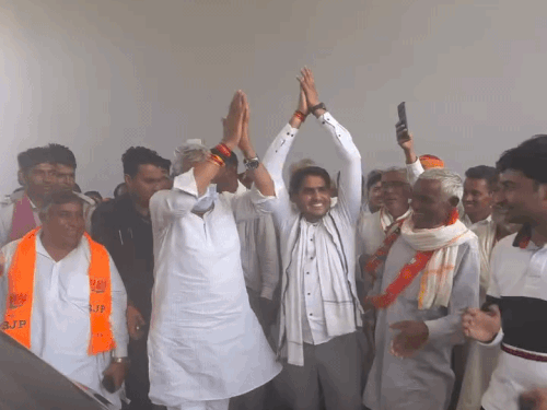 दौसा के महवा में कृषि मंत्री किरोड़ी लाल मीना की कार के सामने महिलाएं डांस करने लगीं और कार से उतरने की गुजारिश की।