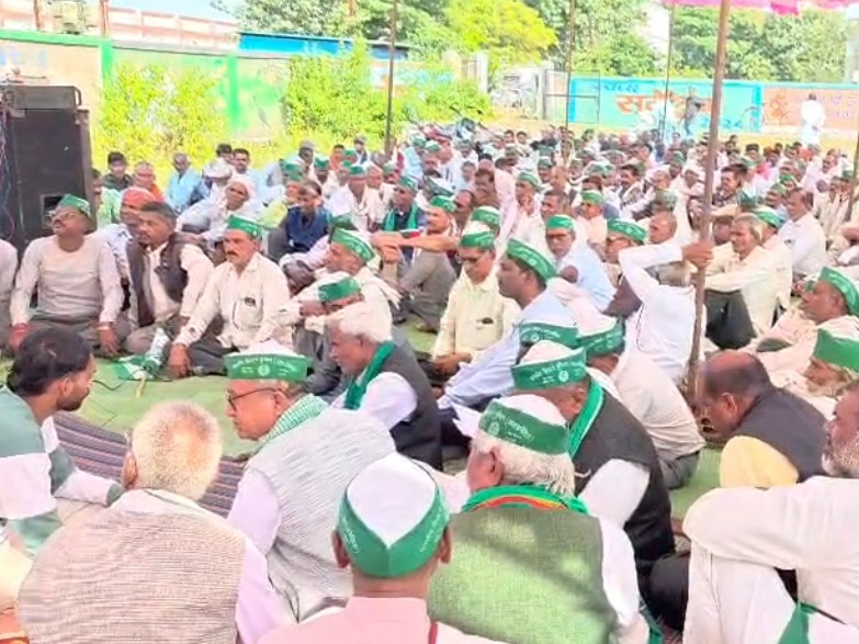 11 मांगों को लेकर धरना दिया।