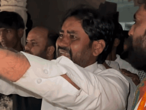 भीलवाड़ा की खेड़ी दांतड़ा ग्राम पंचायत के सरपंच बलवीर सेन जीत के बाद भावुक हो गए।