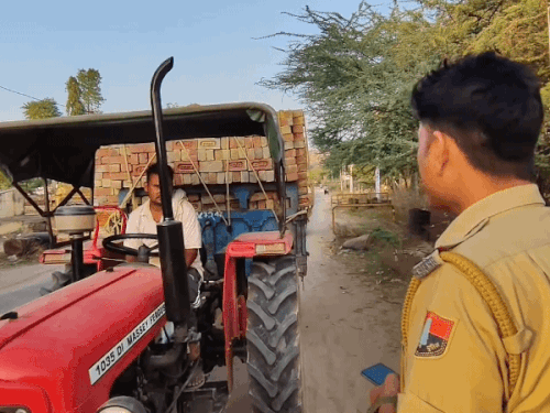 जयपुर के सामोद में ट्रैक्टर को चेक करते पुलिसकर्मी।