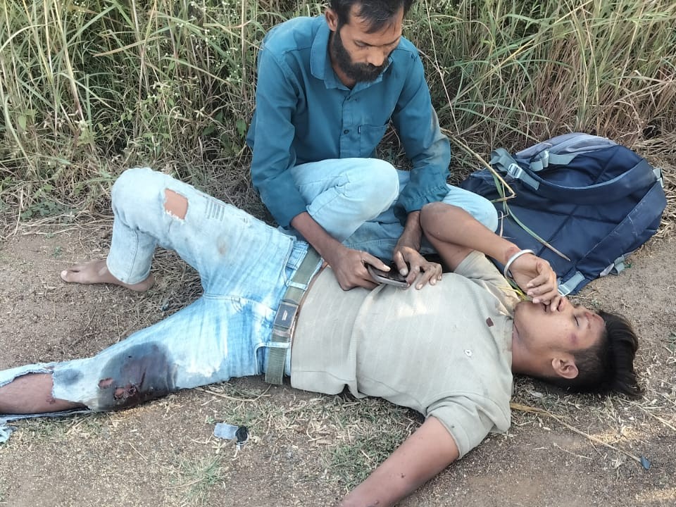 सड़क पर घायल युवक