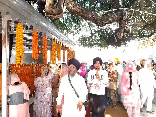 गोल्डन टेंपल में नतमस्तक होने पहुंचे श्रद्धालु।