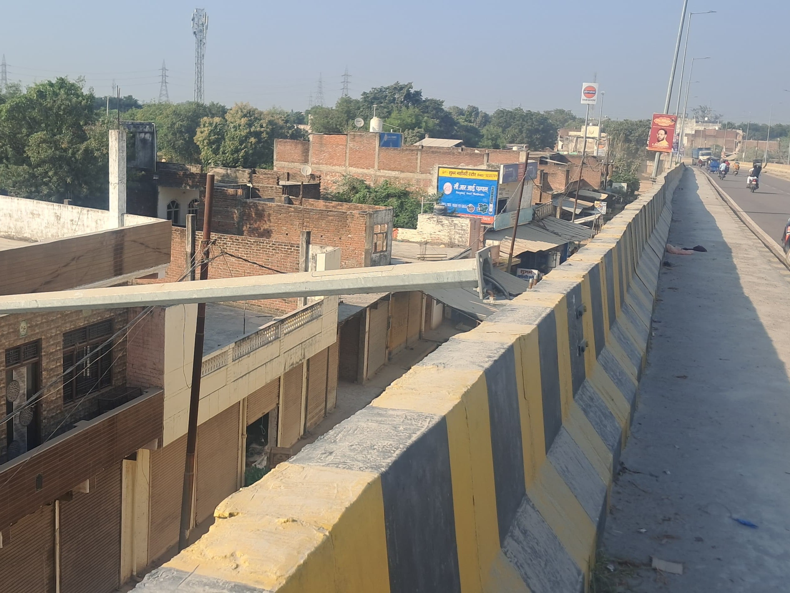 Raebareli Unchahar Overbridge Street Light Theft Attempt | Pole Collapsed