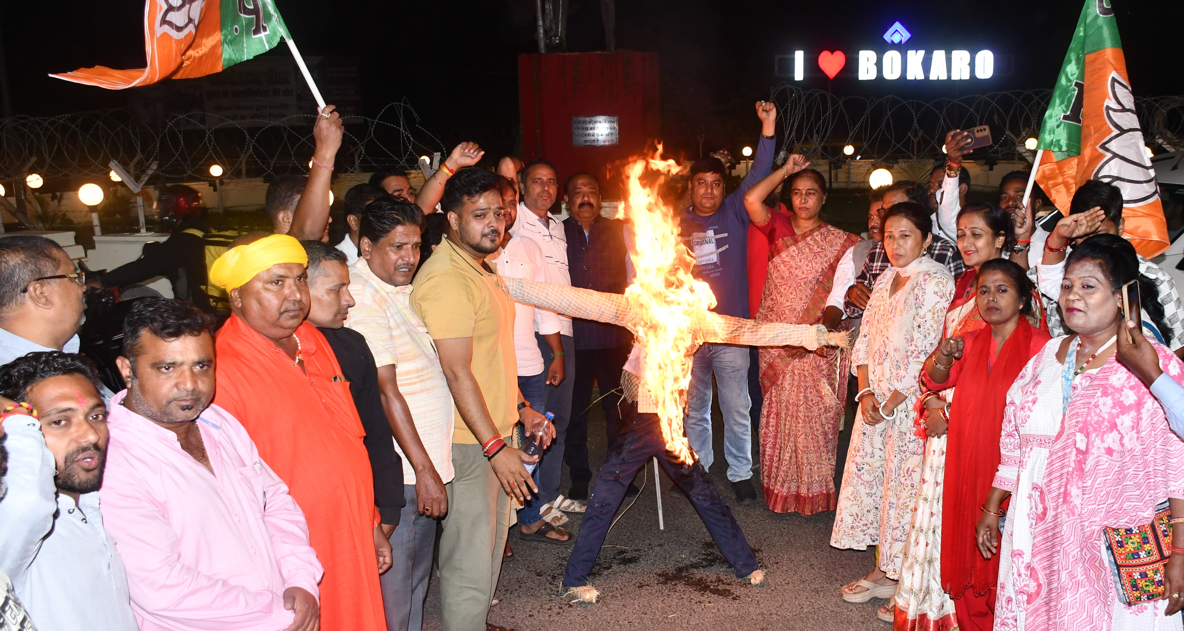 BJP workers burn effigy of Congress leader in protest over his comment ...