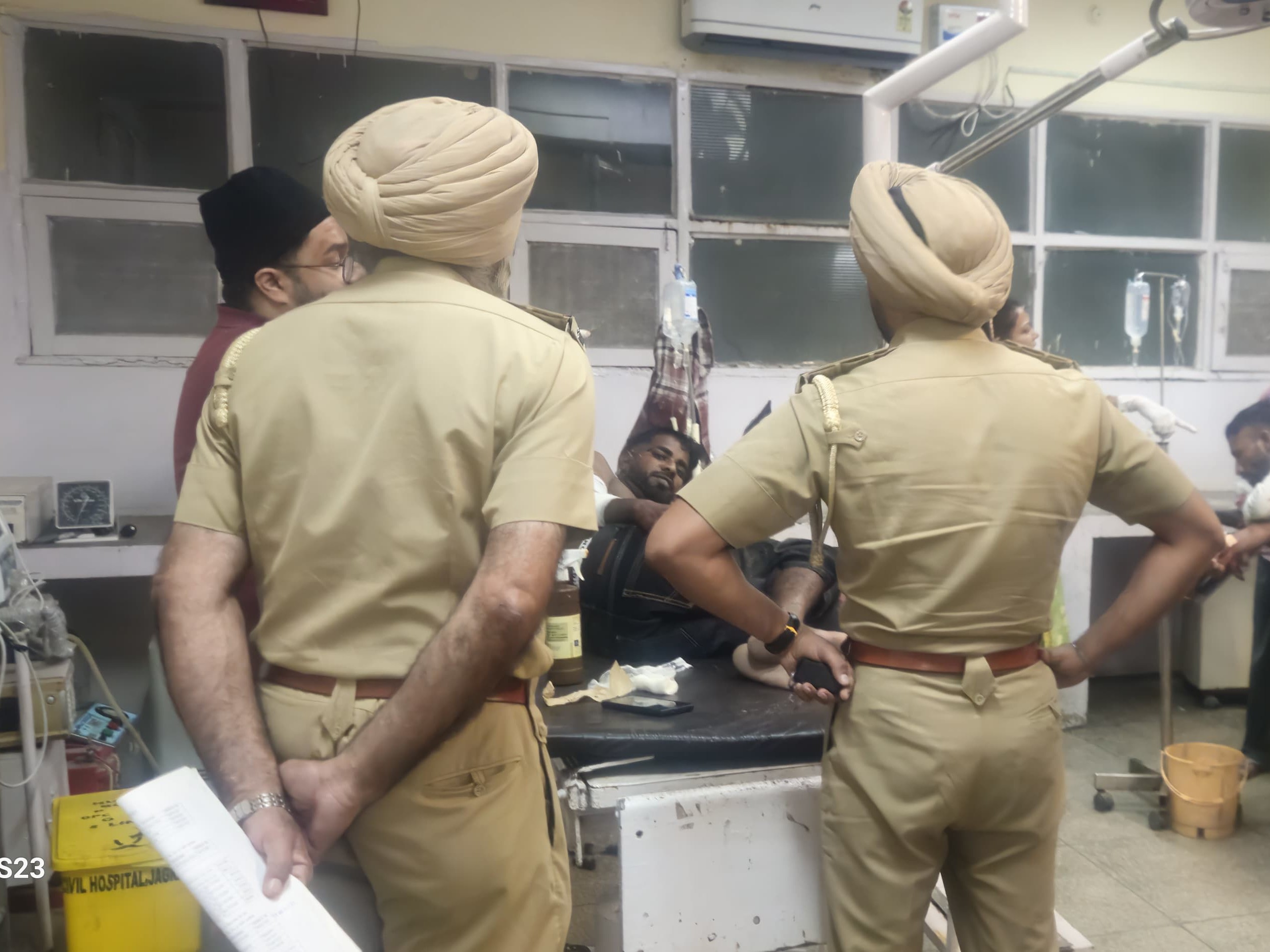 अस्पताल में घायल गुरदीप सिंह से जानकारी लेती हुई पुलिस।