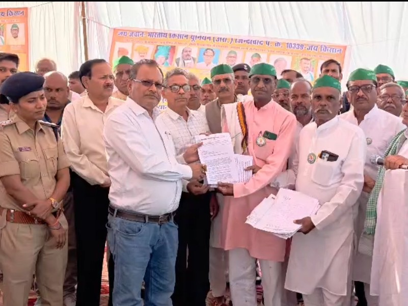 विभिन्न् मांगों को लेकर ज्ञापन सौंपा गया।