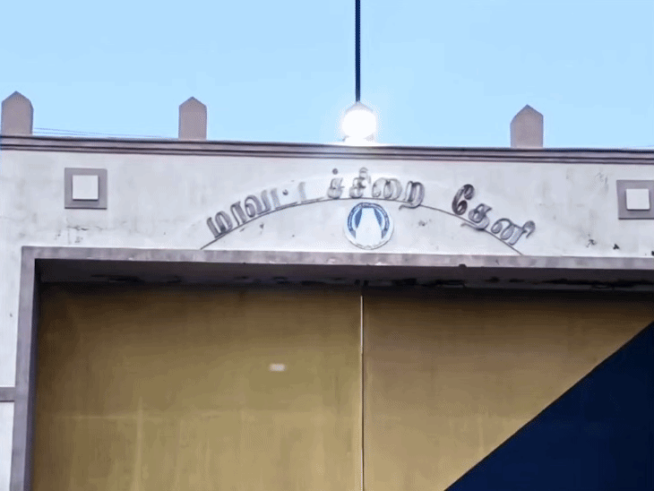 जेल की सुरक्षा में चूक कैसे हुई और कैदी तीन सुरक्षा गेट और मेन गेट पार करके बाहर कैसे निकले, इसकी जांच की जा रही है।