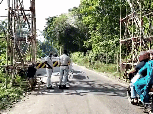 फायरिंग के दौरान पुलिसकर्मियों ने नहर में छिपकर बचाव किया