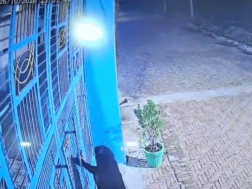 गुरुद्वारा के गेट के अंदर चिट्ठी फेंकता हुआ बदमाश।