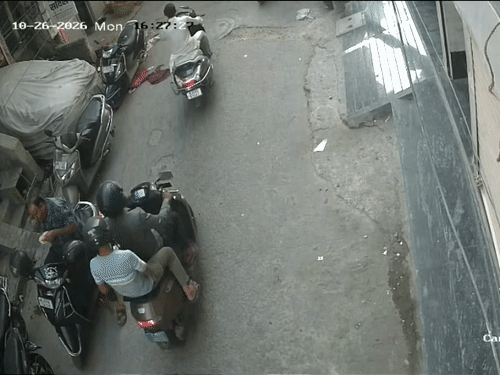 तभी स्कूटी पर सवार होकर 2 बदमाश वहां आए और बैग लेकर फरार हो गए।