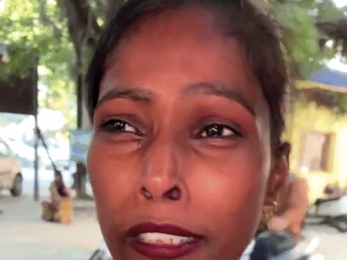 बच्ची की मौत के बाद रोती-बिलखती उसकी मां निशा। - Dainik Bhaskar