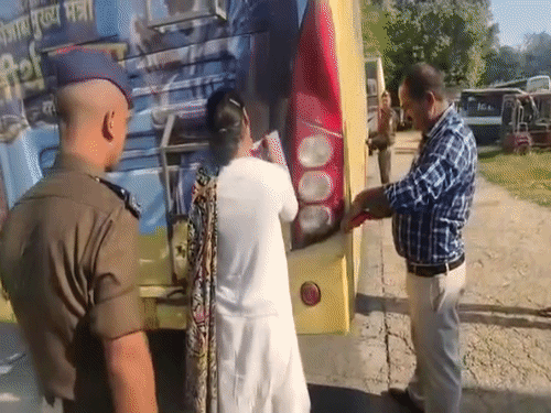 पंजाब सरकार की तीर्थयात्रा बस का हरिद्वार में चालान करते उत्तराखंड परिवहन विभाग के अधिकारी।  - Dainik Bhaskar
