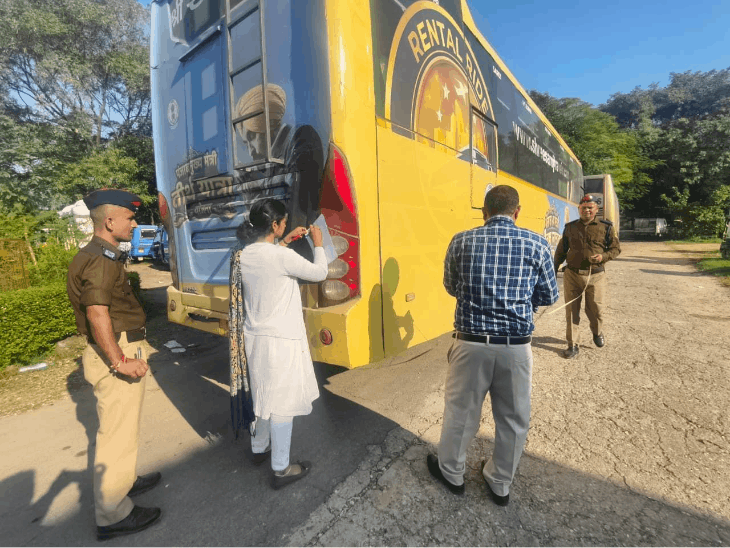 मेजरमेंट के बाद चालान करते हुए अधिकारी।