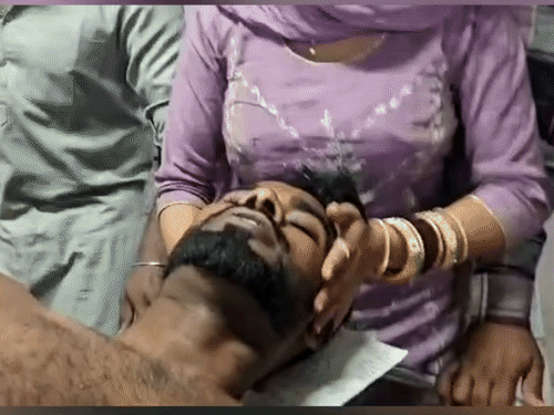 मामले की जानकारी देता हुआ घायल गुरदीप सिंह। - Dainik Bhaskar