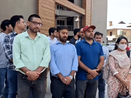 11 सितंबर को ऑल पीएम पैकेज एम्प्लॉइज फोरम, कश्मीर ने प्रदर्शन कर मदद की गुहार लगाई थी।