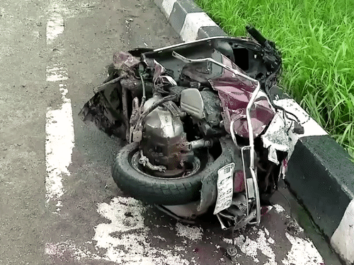 मर्सिडीज की टक्कर से स्कूटर के टुकड़े-टुकड़े हो गए थे।