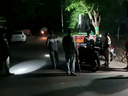 पड़ोसी राज्य केरल से सटे इडुक्की जिले में नए चेक पोस्ट बनाकर वाहनों की जांच की जा रही है।