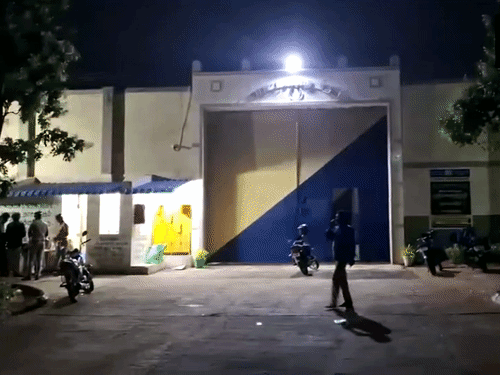 एक ही सेल में बंद 17 कैदी सुरक्षाकर्मियों पर हमला कर फरार हुए। - Dainik Bhaskar