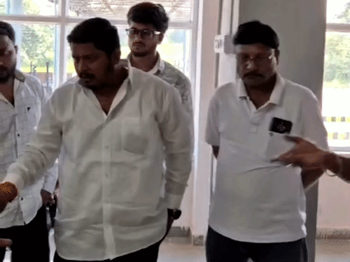 टोल प्लाजा पर युवा कांग्रेस नेता प्रशांत बोकड़े और मैनेजर के बीच बहस।