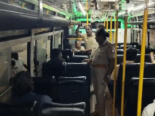 बसों की तलाशी लेती हुई पुलिस की टीमें।
