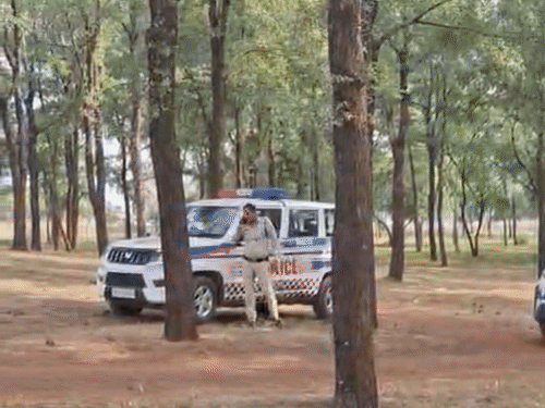 मौके पर पुलिस की टीम भी मौजूद रही।