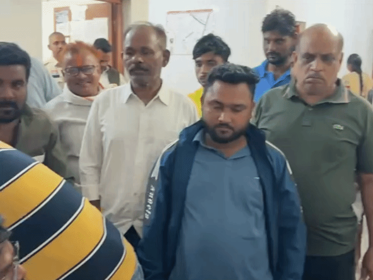 विरोध कर रहे ग्रामीणों का पुलिस थाने ले गई।