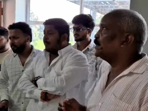 नेशनल हाईवे के इंजीनियर वसीम शेख को मौके पर बुलाने की मांग की गई।