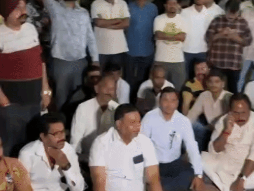 कांग्रेसियों ने माना थाने का घेराव किया। इस दौरान वे धरने पर बैठ गए।