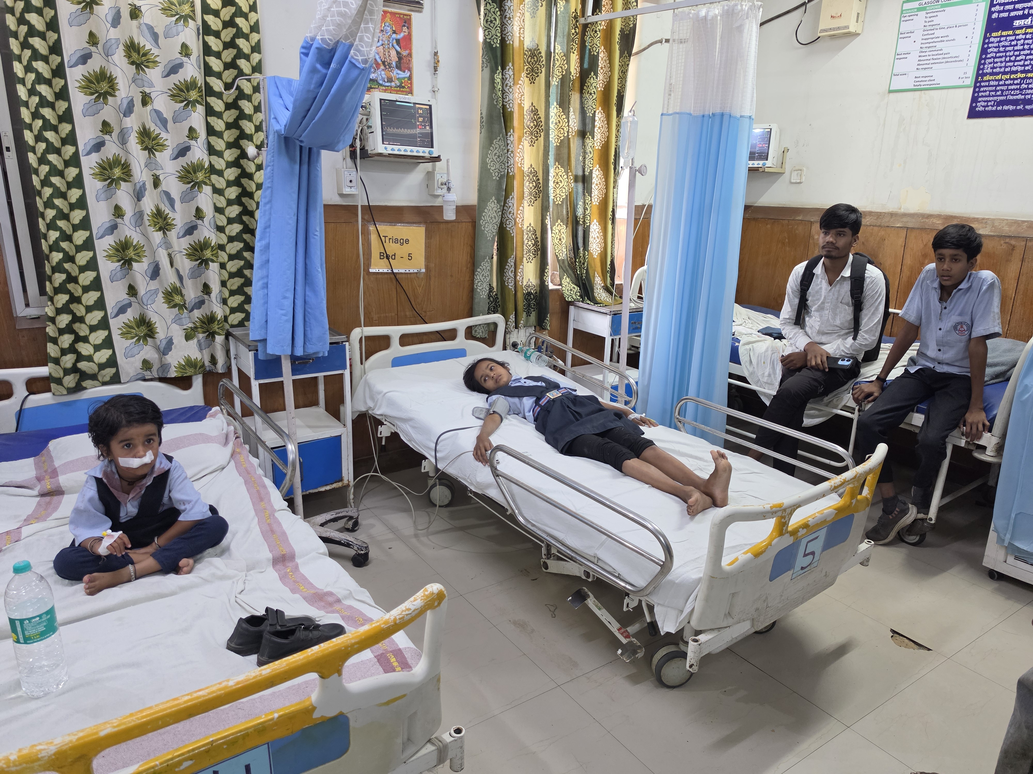 इसमें 7 बच्चे और वाहन चालक घायल हो गए। सभी को जिला अस्पताल पहुंचाया गया।