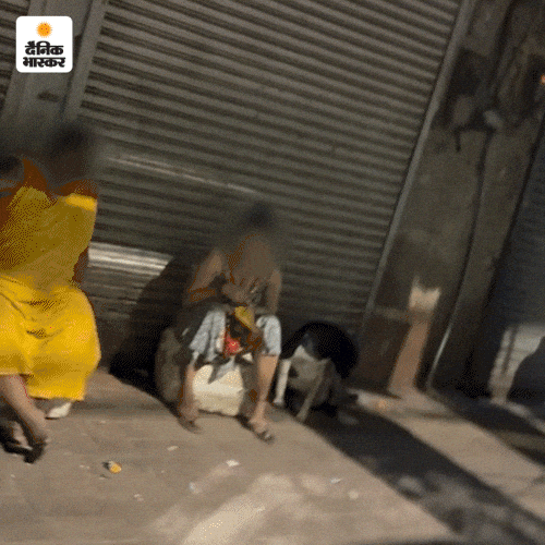 दिल्ली के जीबी रोड में रह रहीं जो सेक्स वर्कर्स वोटर लिस्ट में नाम जुड़वाना चाहती है, उनके लिए डॉक्यूमेंट जुटाना मुश्किल हो गया है।