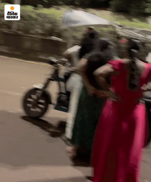 संगीता के मुताबिक, सेक्स वर्कर्स के बच्चे अपने डॉक्यूमेंट्स में जीबी रोड का एड्रेस दिखाएंगे, तो उनका मजाक उड़ेगा, इसलिए वो इससे बच रहे हैं।