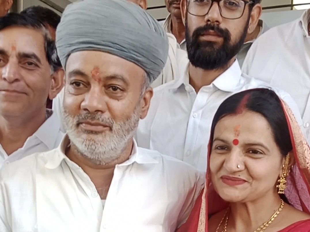 दिवंगत पूर्व विधायक भंवरलाल शर्मा के बेटे और बहू भी चुनाव लड़ रहे हैं।