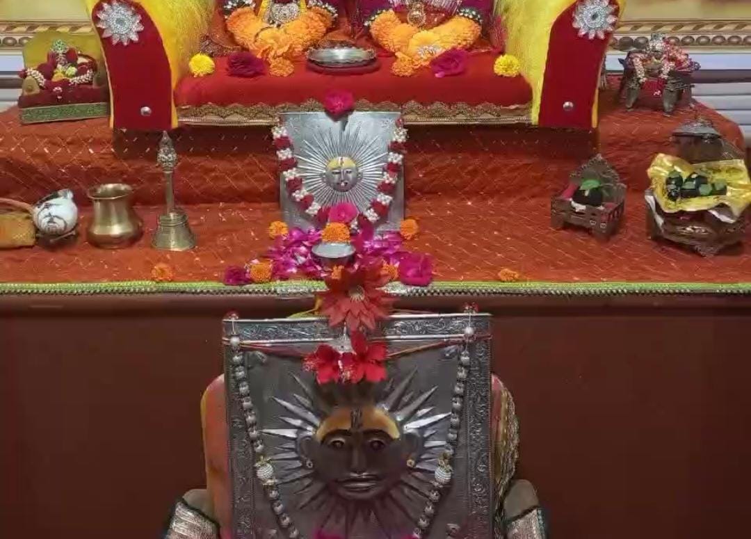 मंदिर में रखी मूर्तियां (फाइल फोटो)