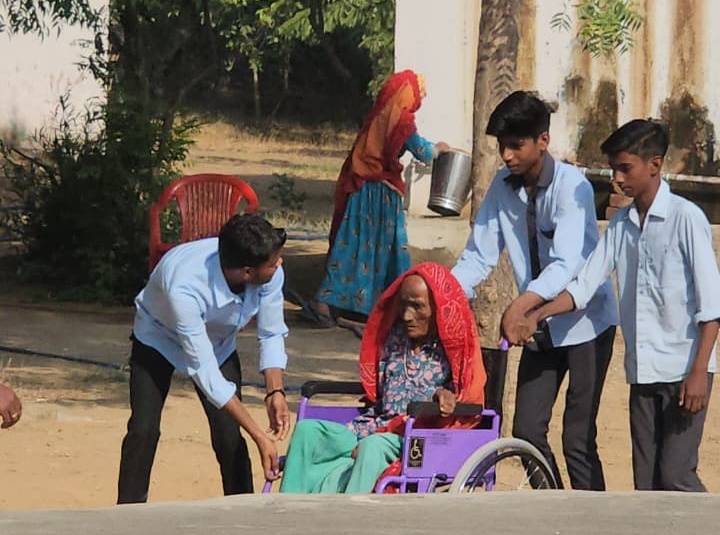 चिड़ावा के पास सूरजगढ़ पंचायत समिति के लाखू बूथ पर मतदान करने पहुंचीं ।बुजुर्ग महिला को स्कूल के स्वयंसेवक सहारा देकर मतदान केंद्र तक ले गए।