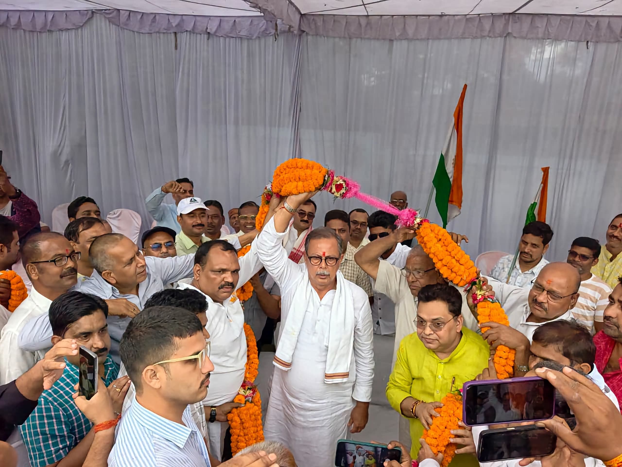 अजय सिंह को फूलमाला पहनाते कार्यकर्ता।