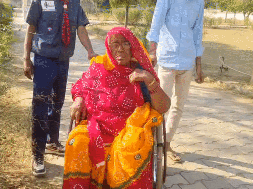 बुजुर्ग मतदाताओं को व्हीलचेयर पर मतदान केंद्र तक ले जाया गया।