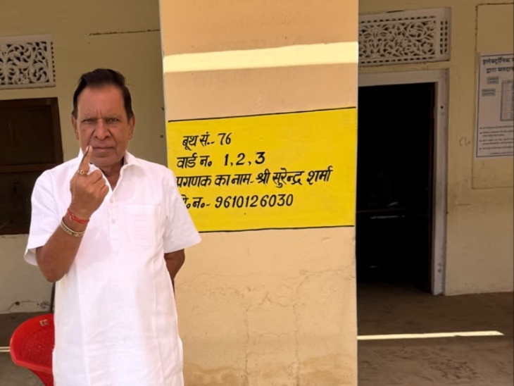 राजस्थान पर्यटन विकास निगम (आरटीडीसी) के पूर्व चेयरमैन रणदीप धनखड़ बुधवार को अपने पैतृक गांव किठाना पहुंचे। उन्होंने गांव के मतदान केंद्र पर जिला परिषद एवं पंचायत समिति सदस्य चुनाव के लिए अपने मताधिकार का उपयोग किया।